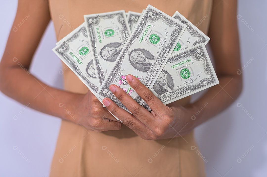 Ideia de mulher de negócios ganhando dinheiro e economizando dinheiro