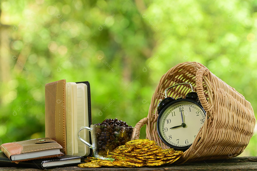 Conceito de economia de dinheiro Desfoque verde bokeh de fundo