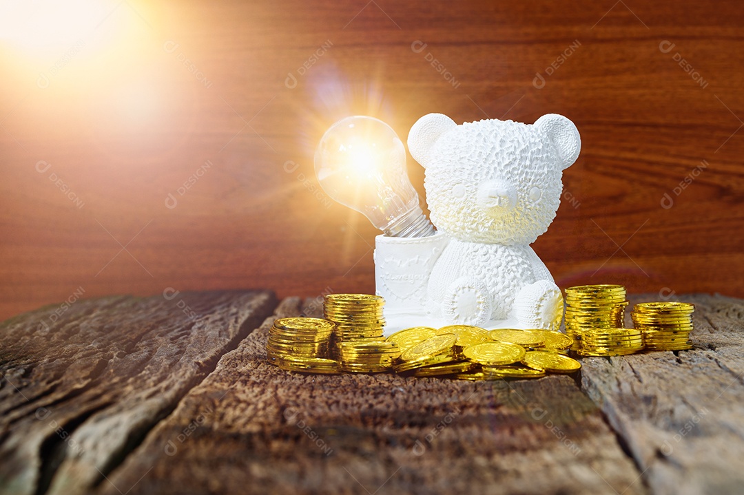 A ideia de economizar dinheiro, bonecos e moedas são colocados sobre a mesa.
