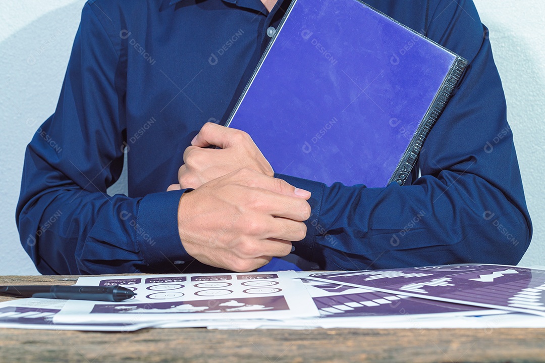 O homem de negócios verifica as contas e documentos sobre a mesa