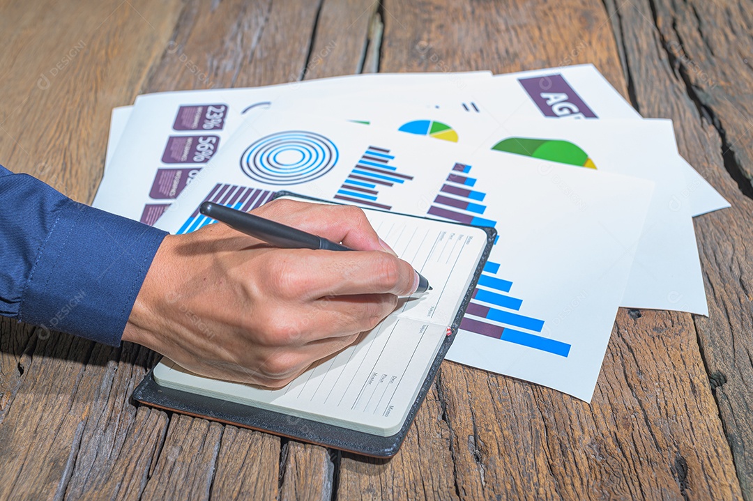 Empregado que verifica o documento do gráfico de barras de crescimento do negócio