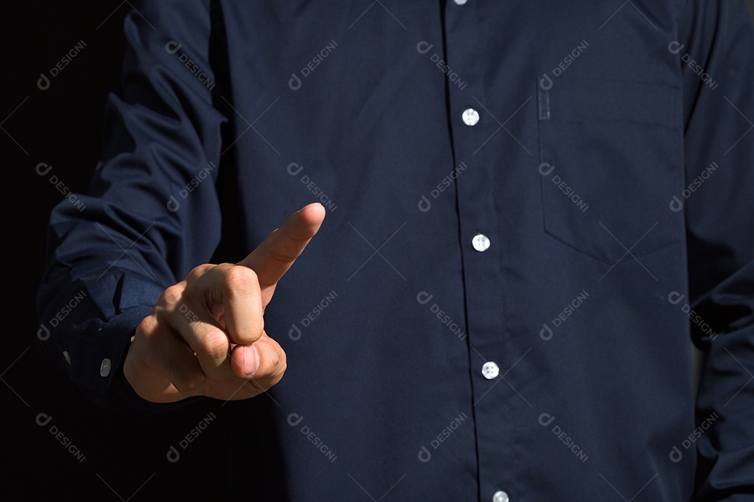 Empresário apontando o dedo em roupas azuis