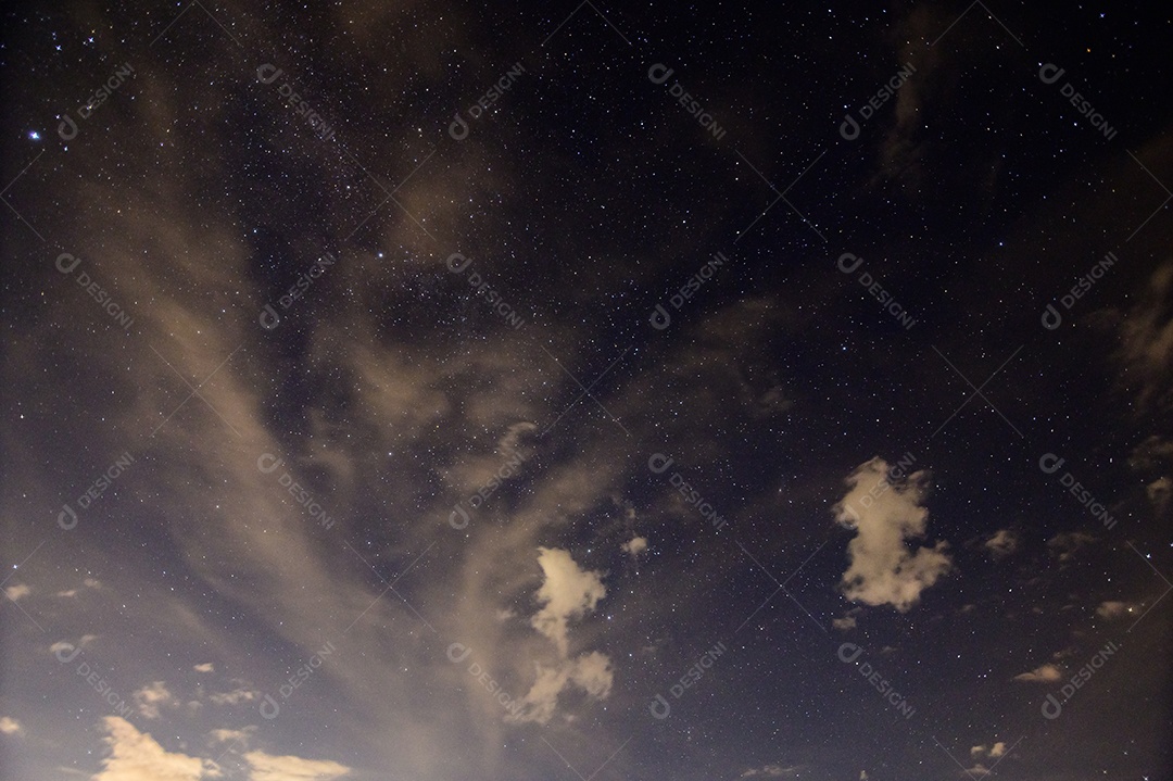 Céu, estrelas, nuvens à noite
