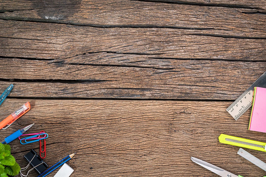 A régua da caneta lápis é colocada na vista superior da mesa