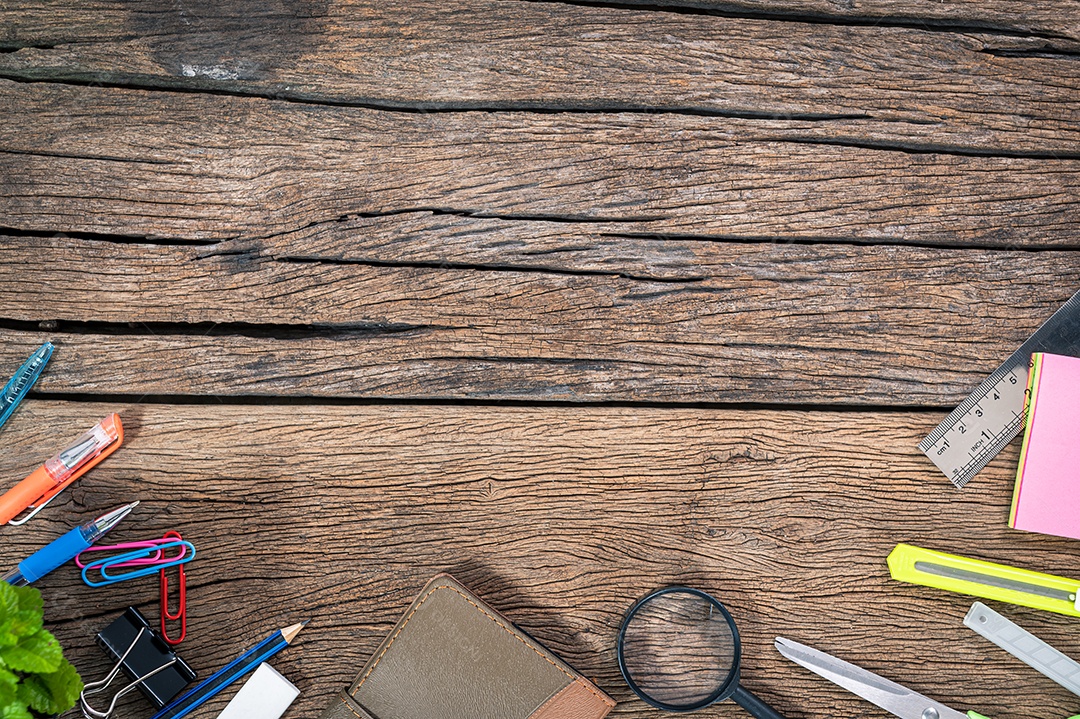 A régua da caneta lápis é colocada na vista superior da mesa