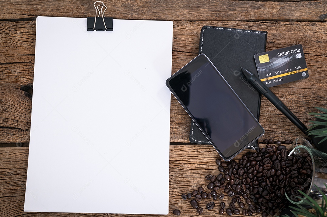 Documentos, smartphones, cartões de crédito são colocados na mesa de visualização superior.