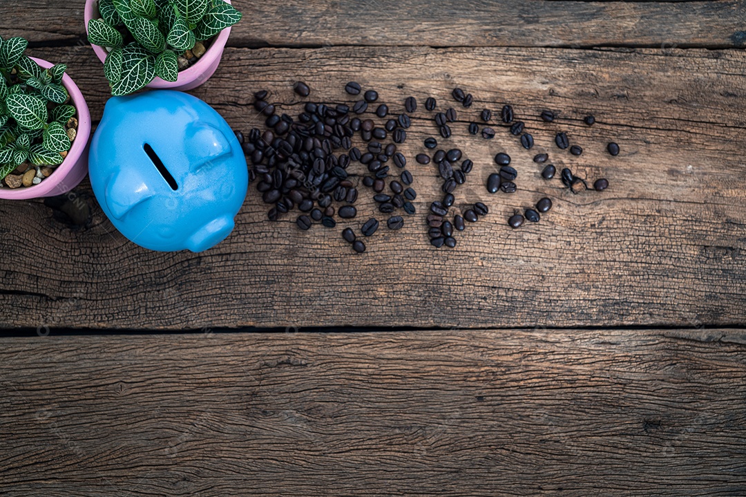 Cofrinho e grãos de café na vista superior da mesa