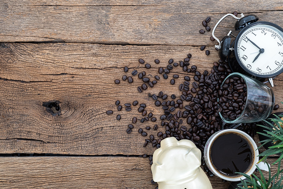 Canecas de café e grãos de café, o relógio está na mesa, vista superior