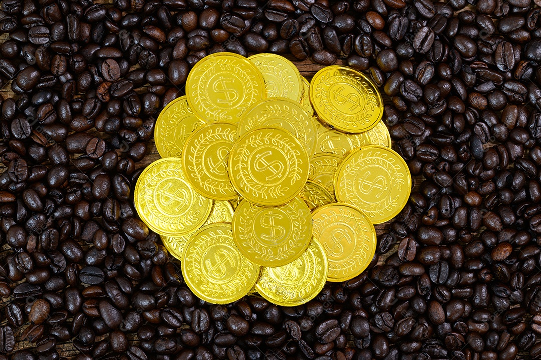 Moedas de ouro colocadas em grãos de café
