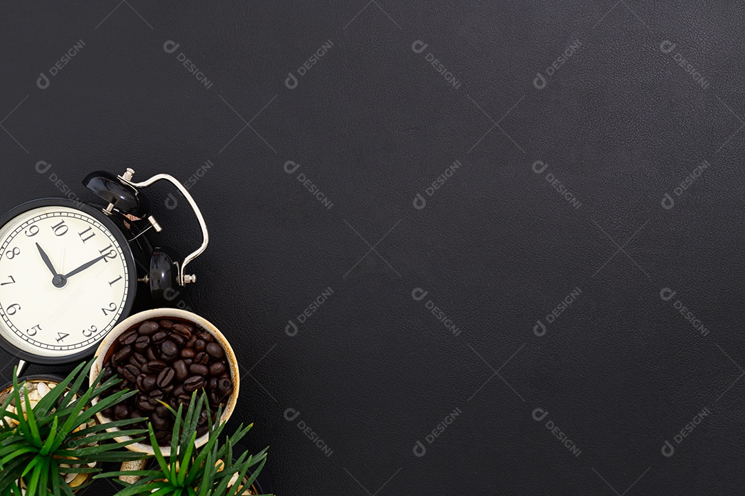 Canecas, grãos de café e canetas na mesa, vista superior