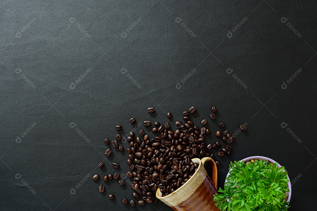 Canecas, grãos de café e canetas na mesa, vista superior