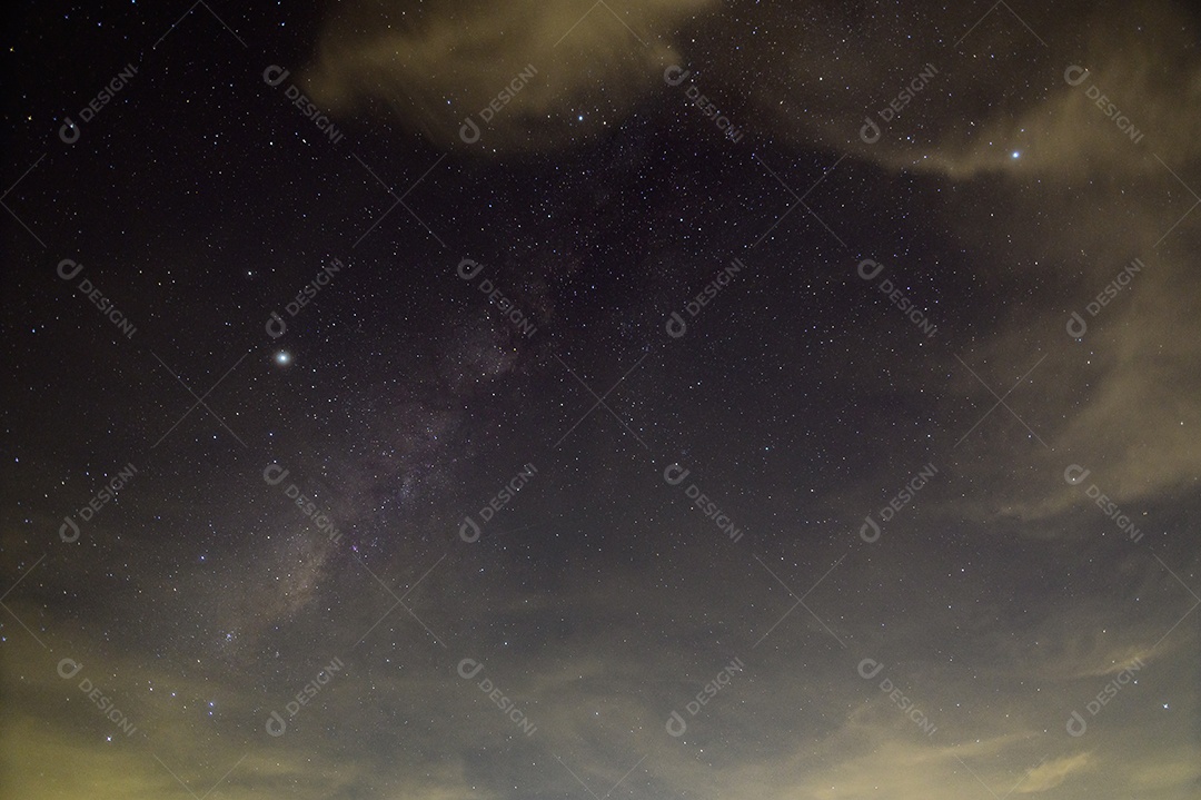 O céu e as estrelas da Via Láctea à noite