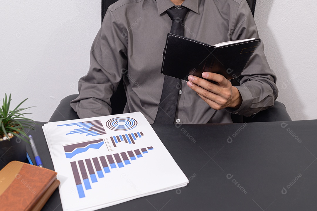 Pessoa de negócios lendo livros em suas mesas