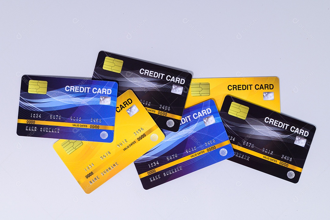 Cartões de crédito foram colocados em um fundo branco.
