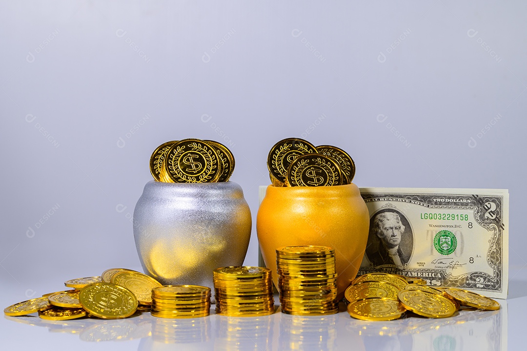 Conceito de economizar dinheiro, pilha de dinheiro cena de fundo branco