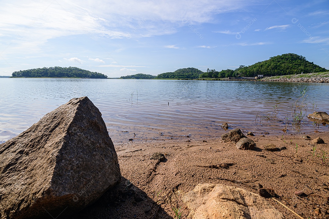 Cenário natural céu árvores represa armazenamento de água