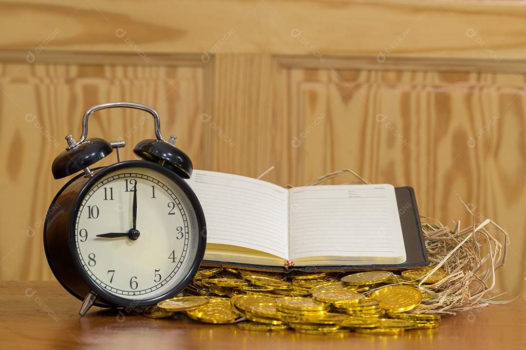 Conceito de economizar dinheiro para o futuro