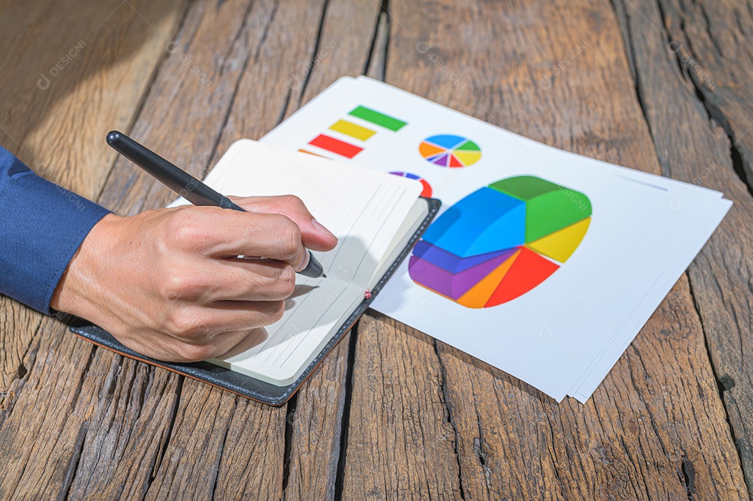 Empregado que verifica o documento do gráfico de barras de crescimento do negócio