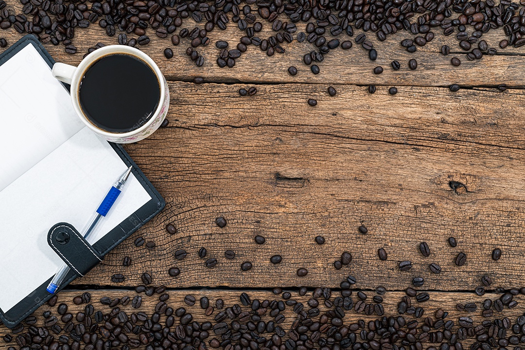 Caneta de caderno e caneca de café Na vista superior da mesa