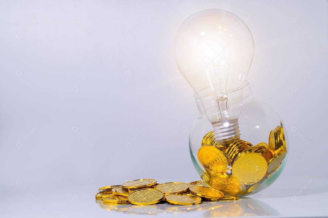 Conceito de economizar dinheiro, pilha de dinheiro cena de fundo branco