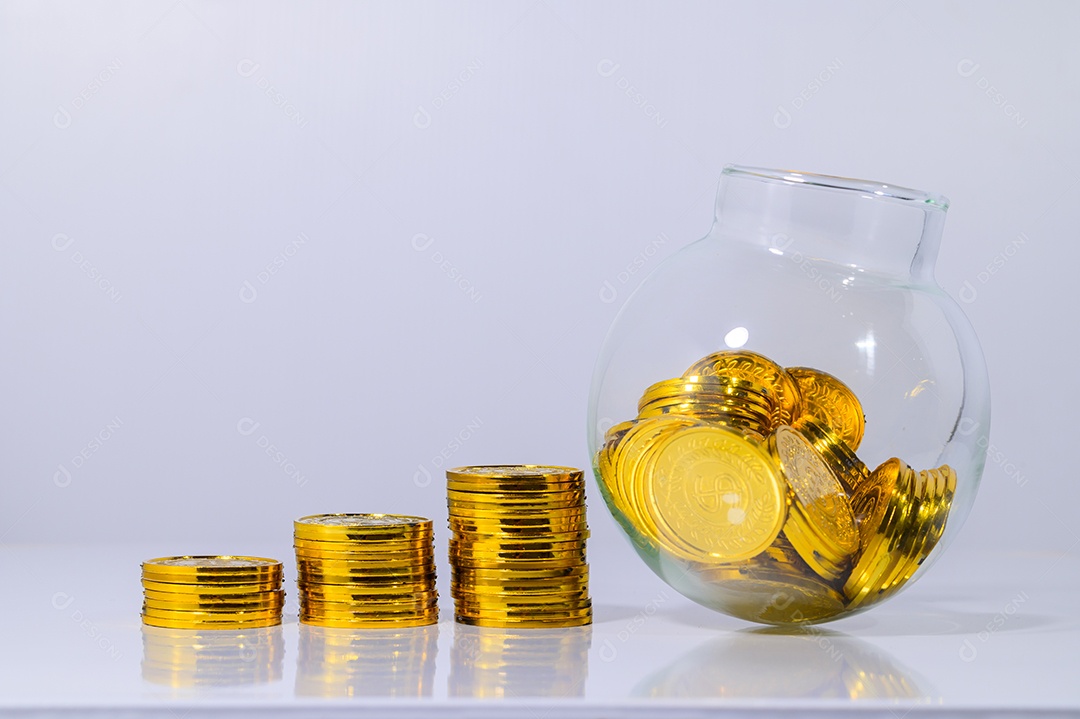 Conceito de economizar dinheiro, pilha de dinheiro cena de fundo branco