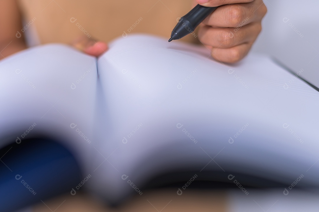 Conceito de mulher de negócios lendo um relatório e fazendo anotações em um caderno