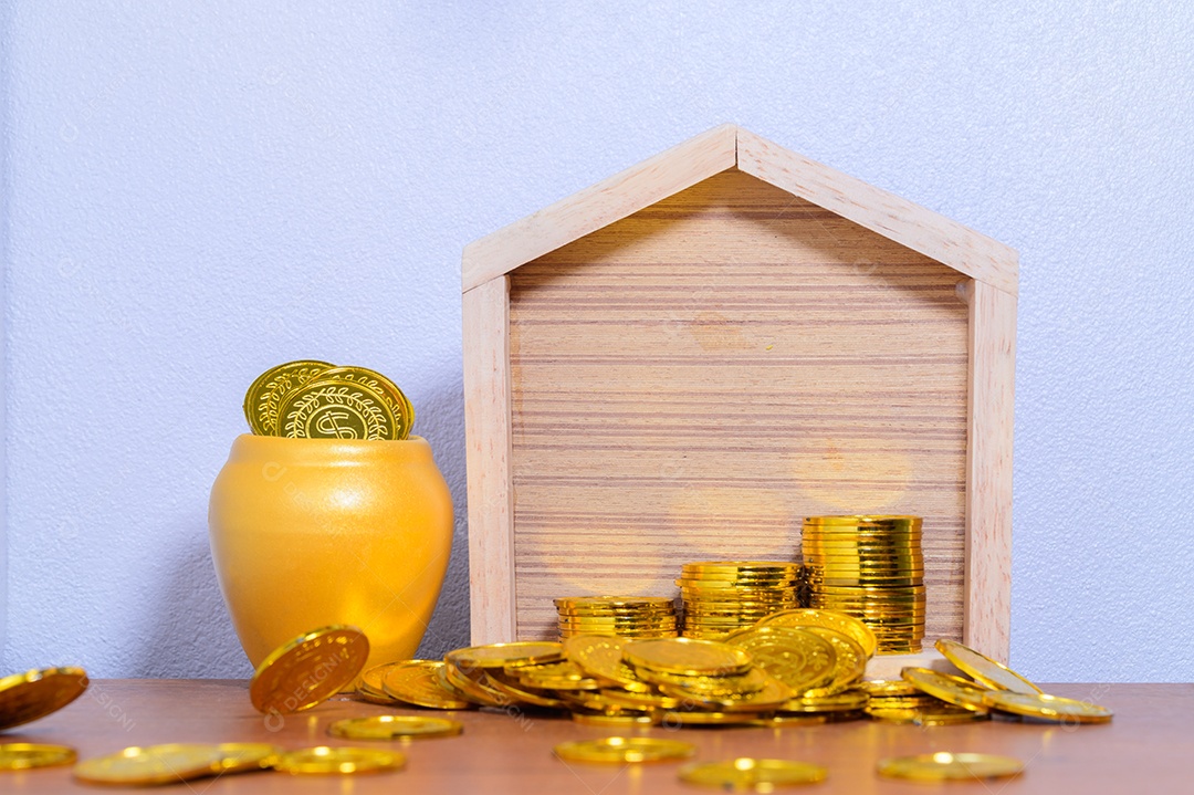 O conceito de casa da etapa de pilha de dinheiro economizando dinheiro cena de fundo branco