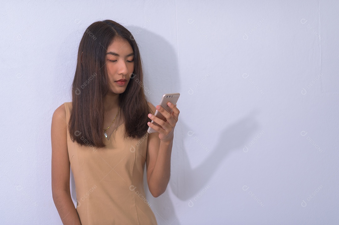 O conceito de mulheres de negócios usando smartphones