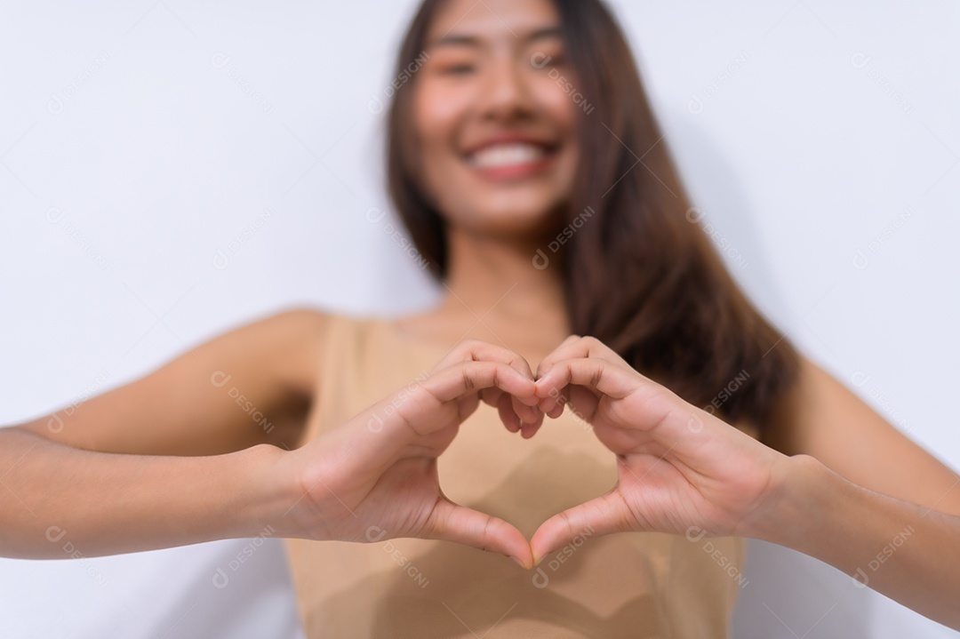 Mulher do dia mundial do coração fazendo as mãos em forma de coração
