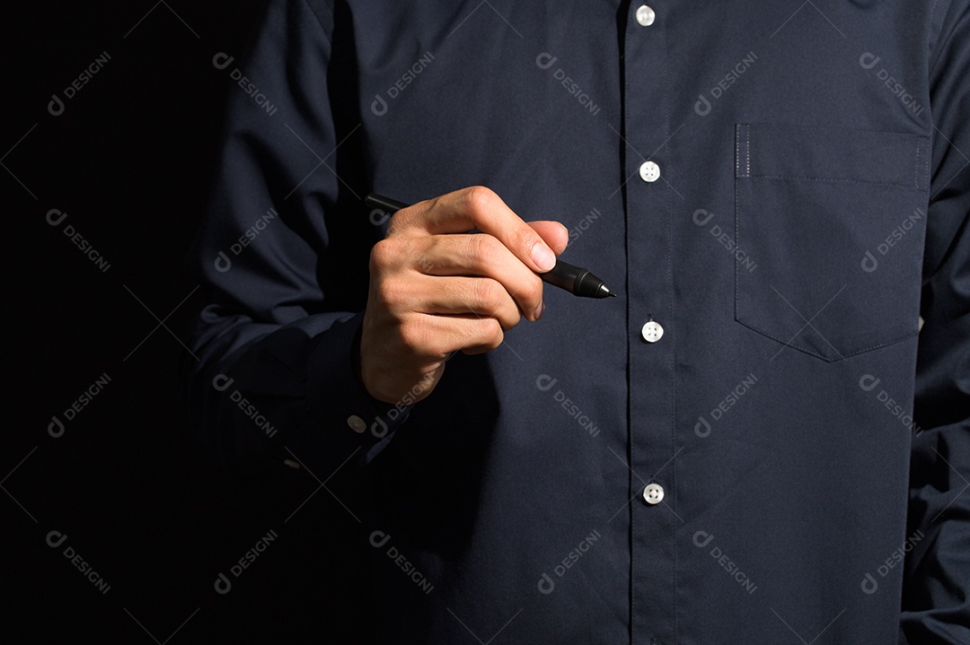 Um homem de negócios usando uma caneta