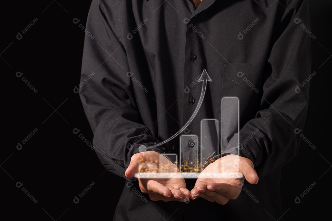 Os executivos mostram o gráfico de barras de Digital no crescimento