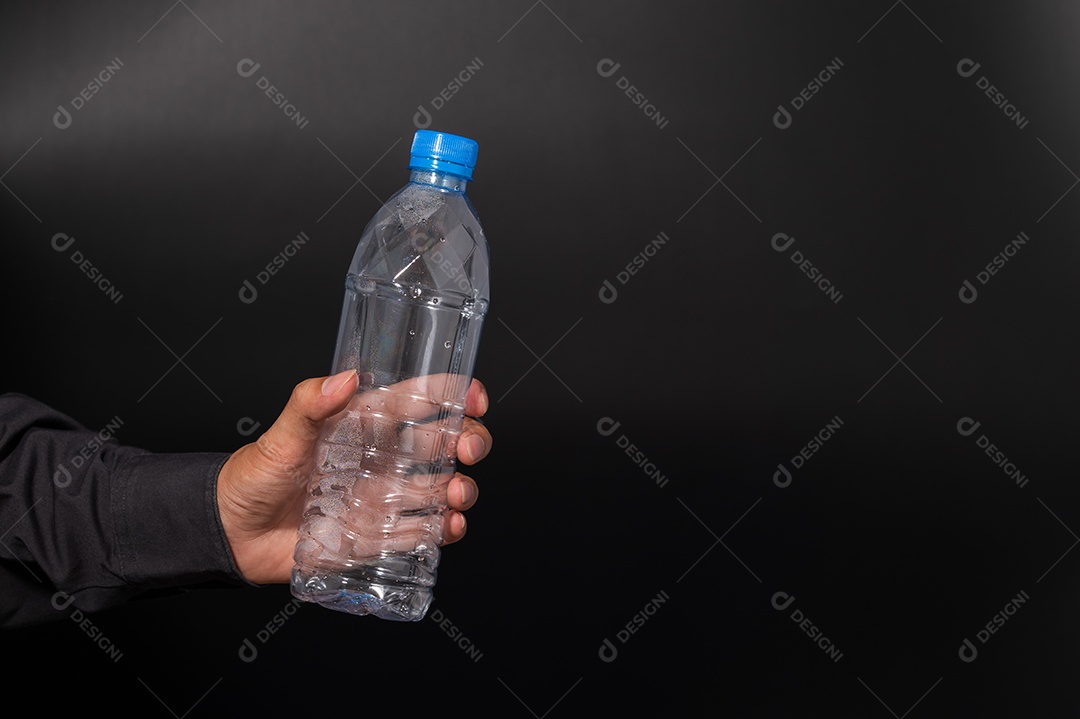 Homem segurando garrafas plásticas, conceito de reciclagem, ama o meio ambiente