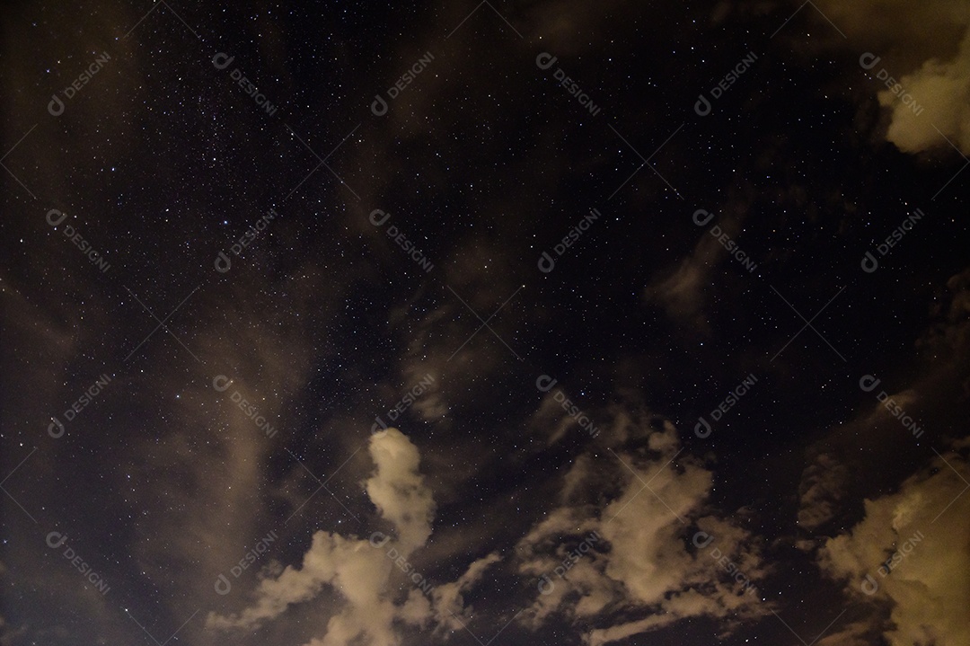 Céu, estrelas, nuvens à noite