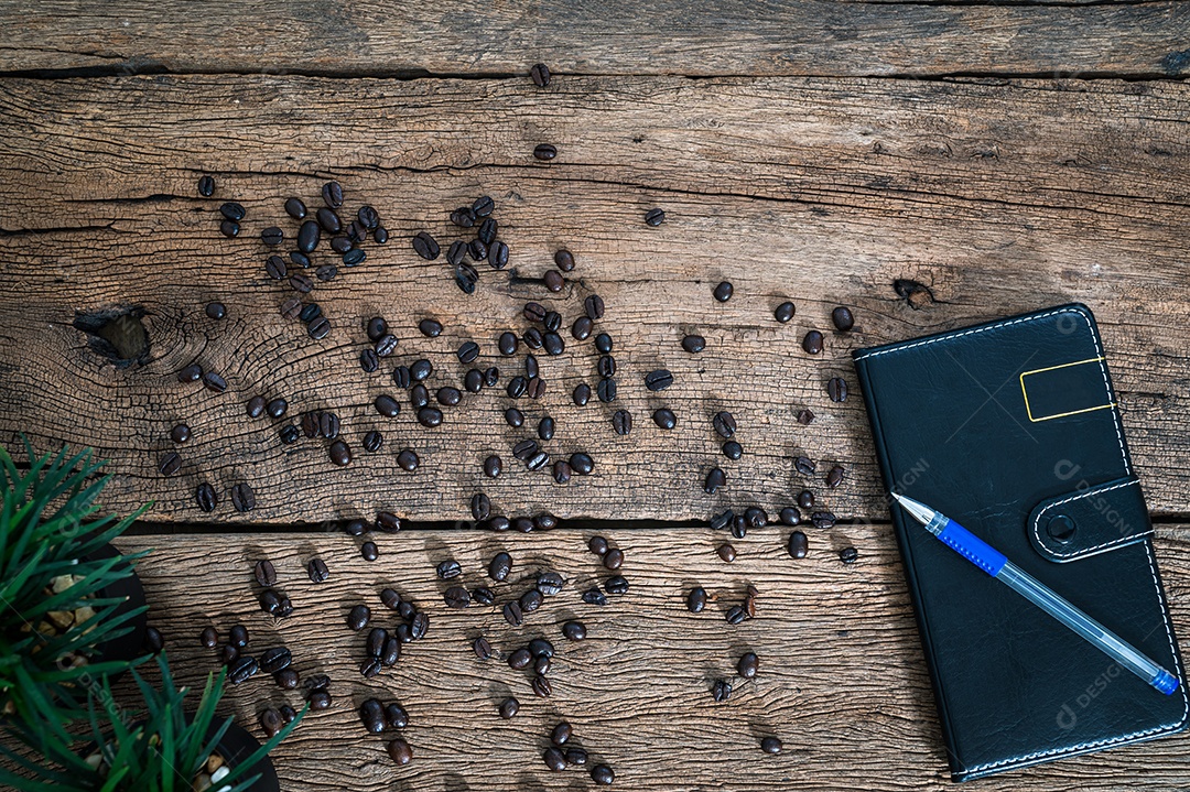 Caderno e uma caneta na mesa, vista superior