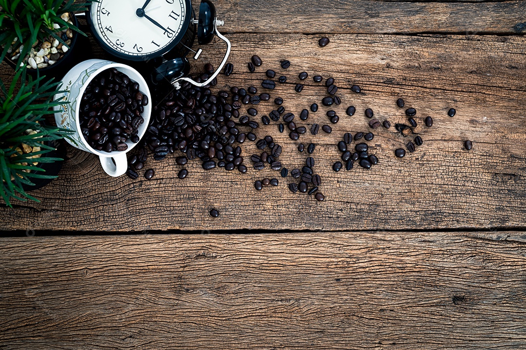 Grãos de café e relógios na vista superior da mesa