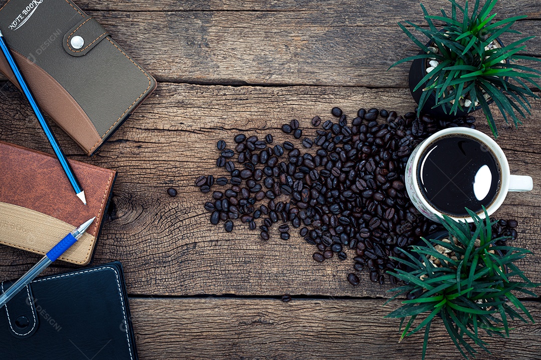 Caneca de café e papel de caderno, lápis na mesa, vista superior