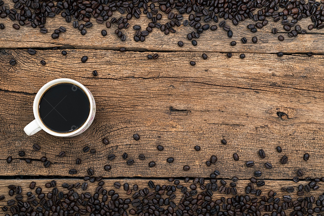 Canecas de café e grãos de café na mesa, vista superior