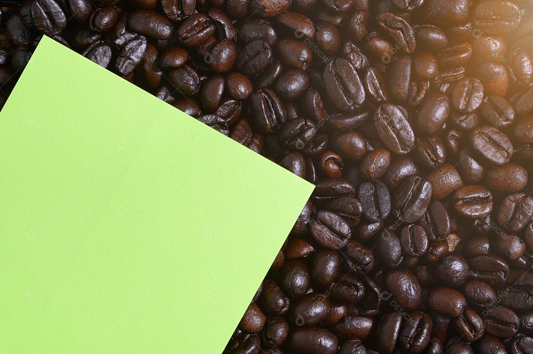 Nota de papel e grãos de café na mesa, vista superior