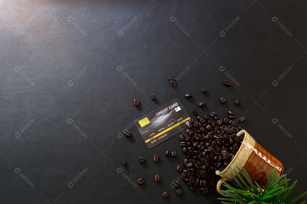 Cadernos, relógios e grãos de café na mesa