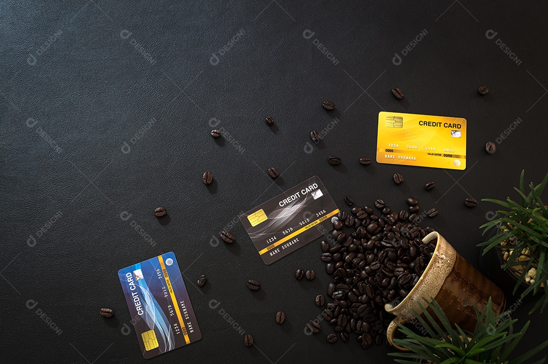 Cartão de crédito e grãos de café na vista superior da mesa