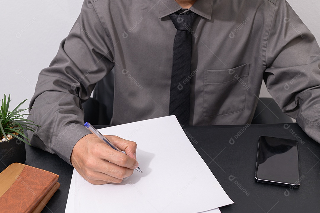 Os funcionários estão escrevendo relatórios em papel em suas mesas.