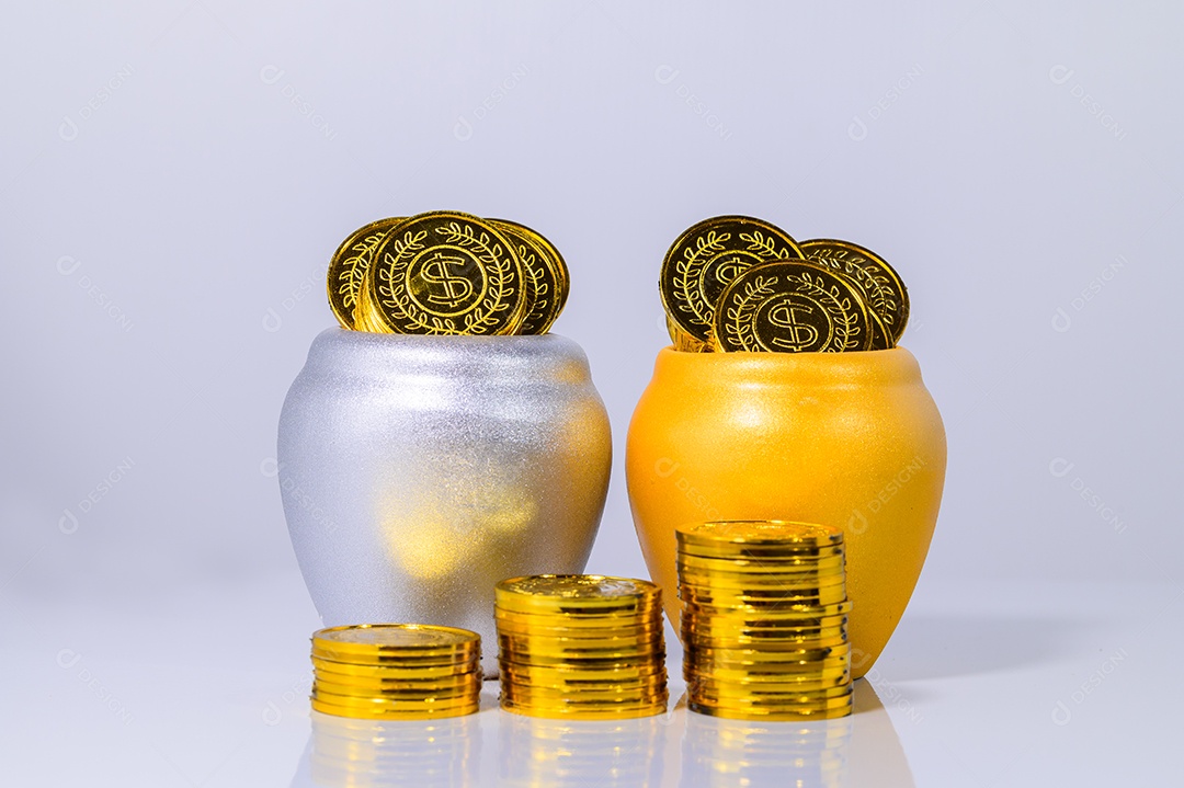 Conceito de economizar dinheiro, pilha de dinheiro cena de fundo branco