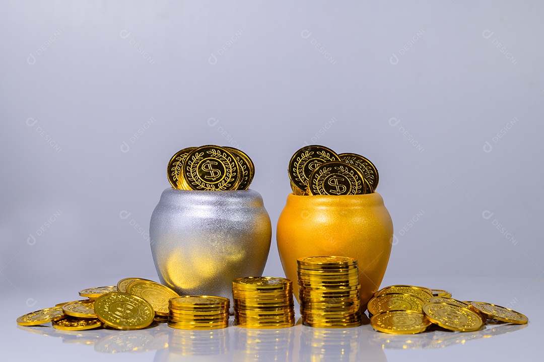 Conceito de economizar dinheiro, pilha de dinheiro cena de fundo branco