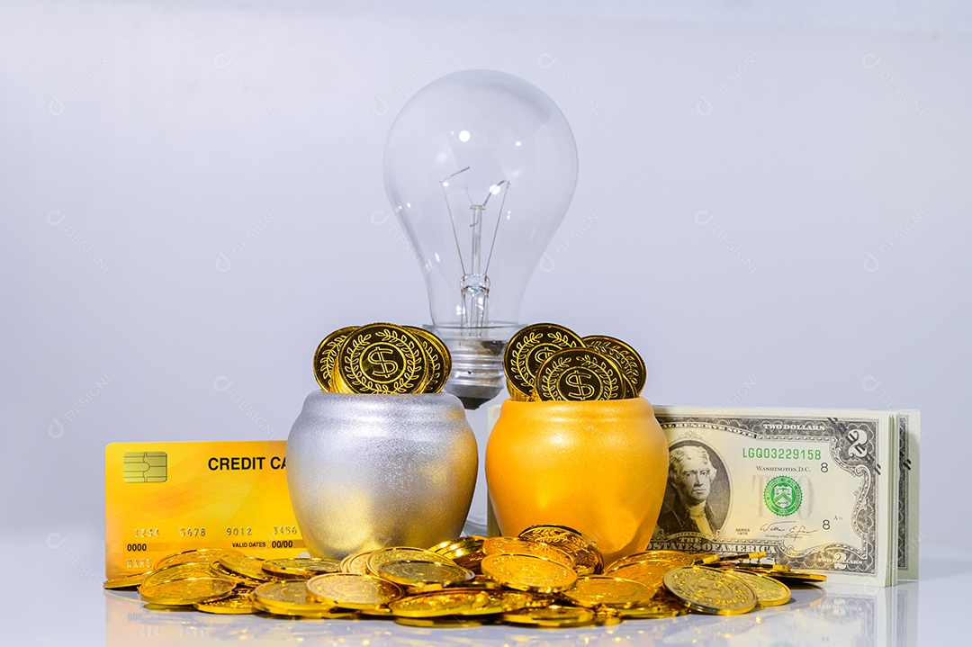 Conceito de economizar dinheiro, pilha de dinheiro cena de fundo branco