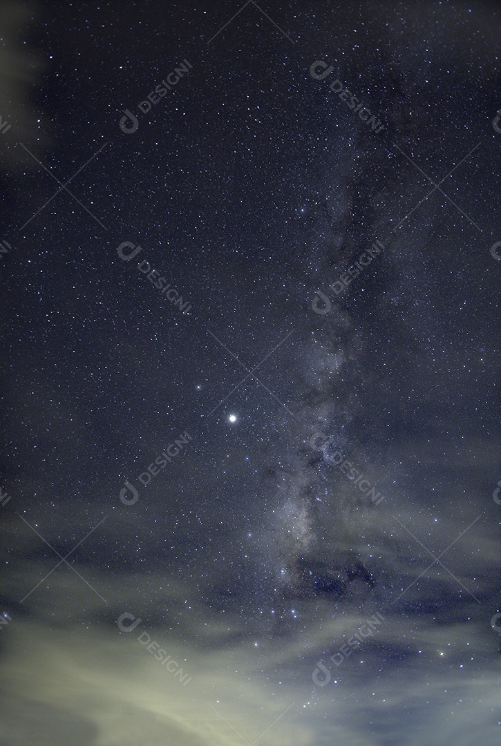 O céu e as estrelas da Via Láctea à noite