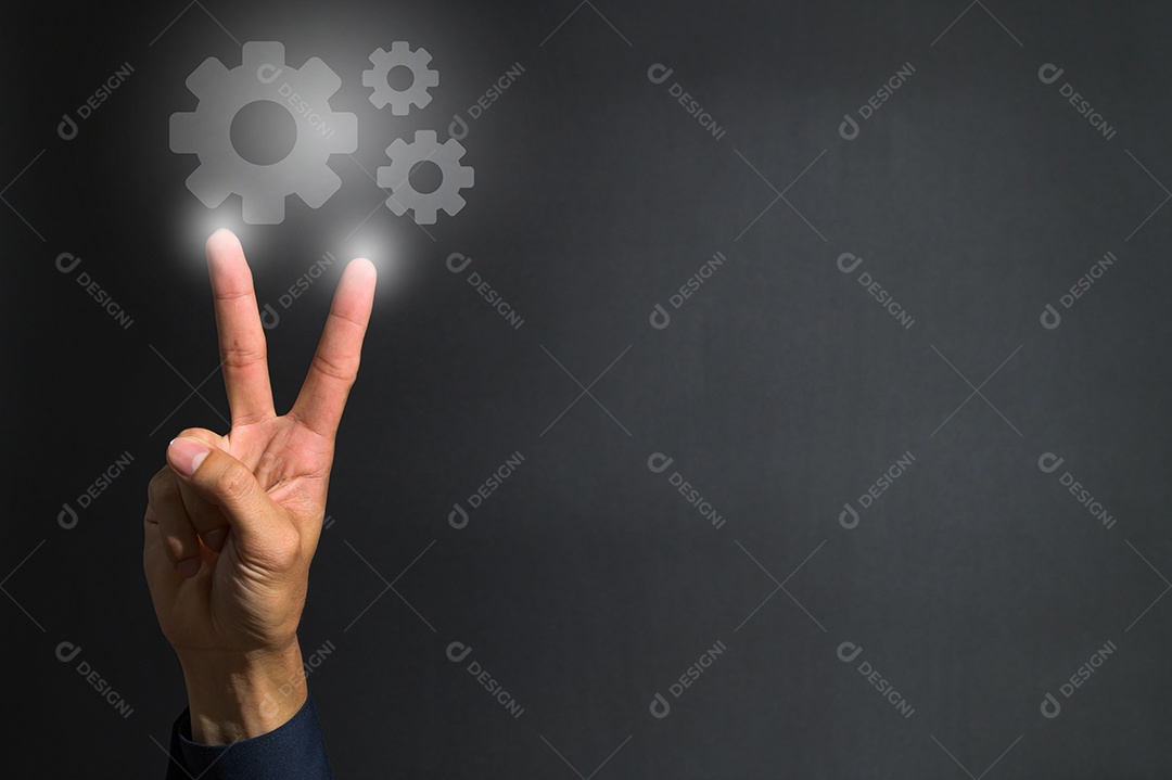 Conceito de levantar dois dedos para trabalhar o símbolo de engrenagem