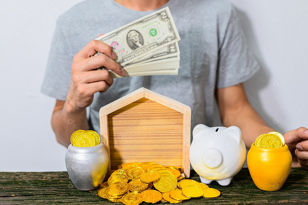 O conceito de um empresário crescendo para economizar dinheiro