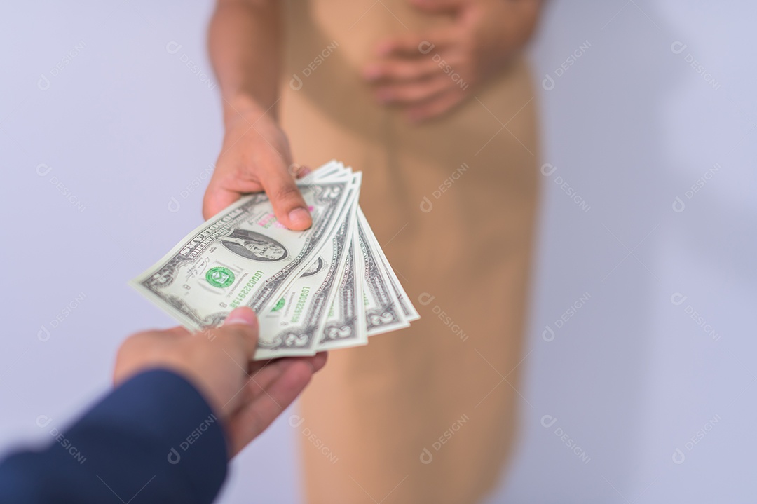 Empresários dão dinheiro uns aos outros