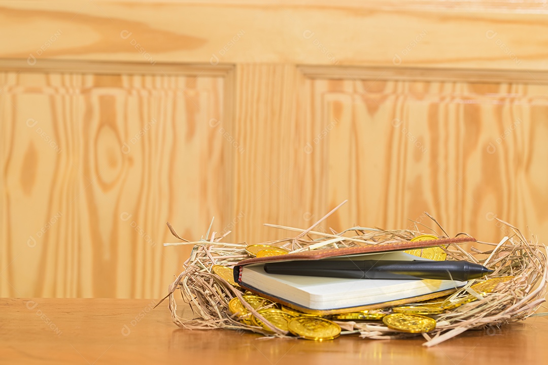 A ideia de ganhar dinheiro, arrecadar dinheiro é colocada em um canudo.