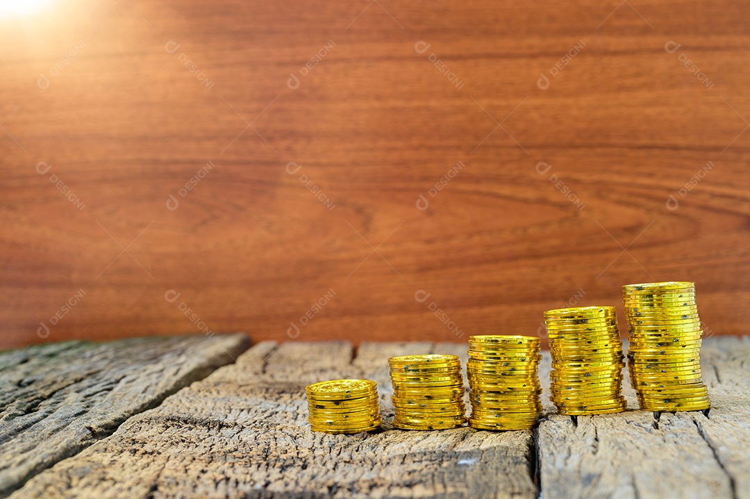 O conceito de crescimento financeiro na mesa de madeira